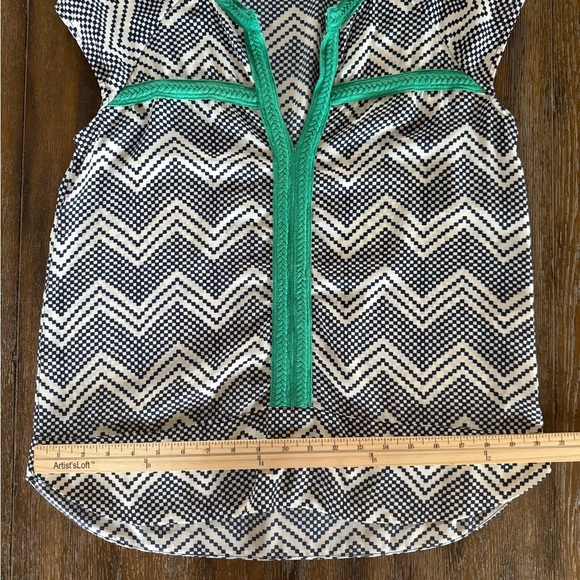 Collective Concepts Women’s Navy and Cream Chevron Top with Green Accents Size M - Picture 4 of 8